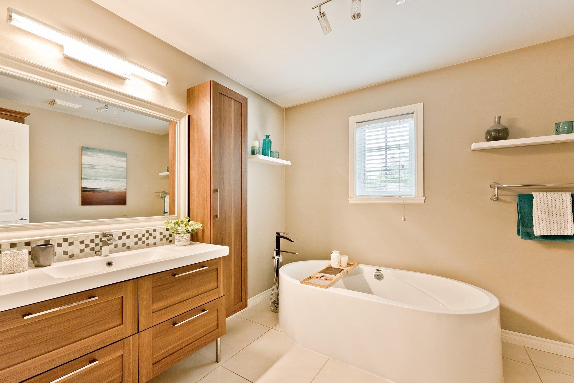 









227


Rue du Vicaire-Morin

,
Coaticook,




QC
J1A2X4

