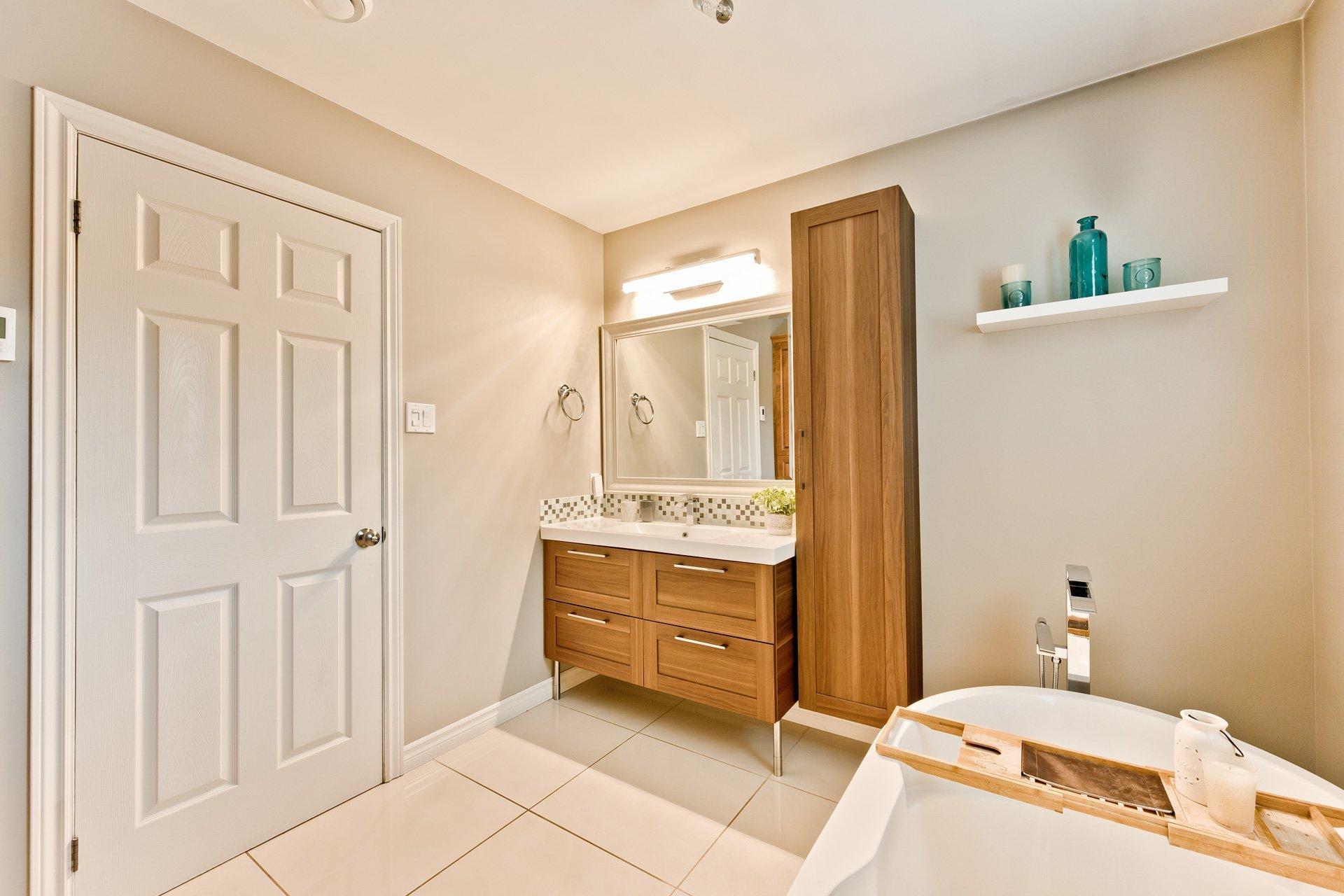 









227


Rue du Vicaire-Morin

,
Coaticook,




QC
J1A2X4

