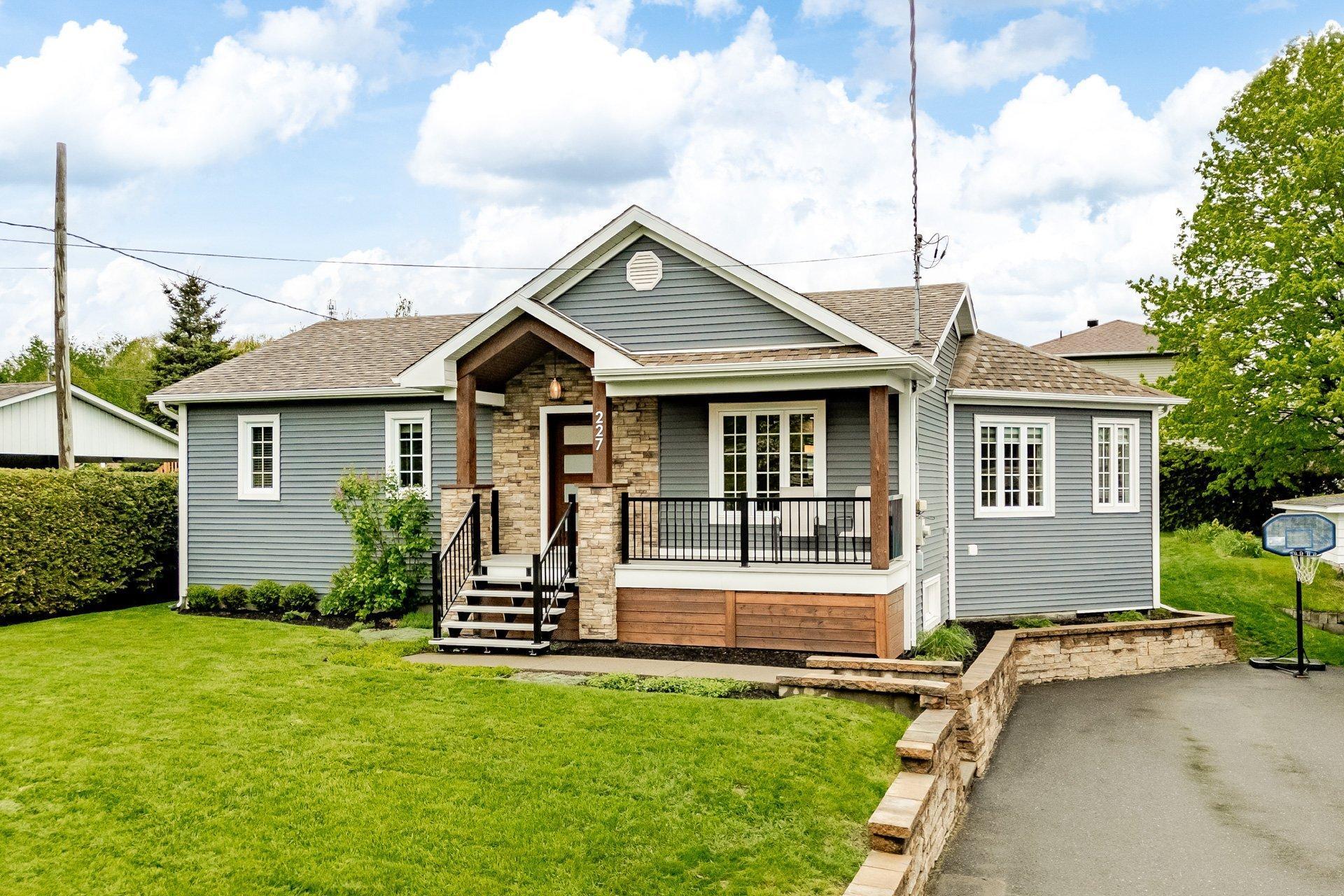









227


Rue du Vicaire-Morin

,
Coaticook,




QC
J1A2X4

