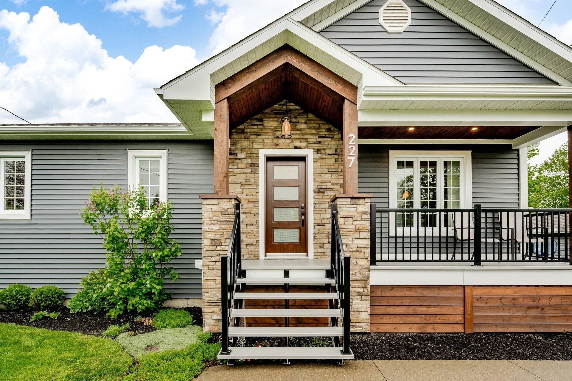 









227


Rue du Vicaire-Morin

,
Coaticook,




QC
J1A2X4


