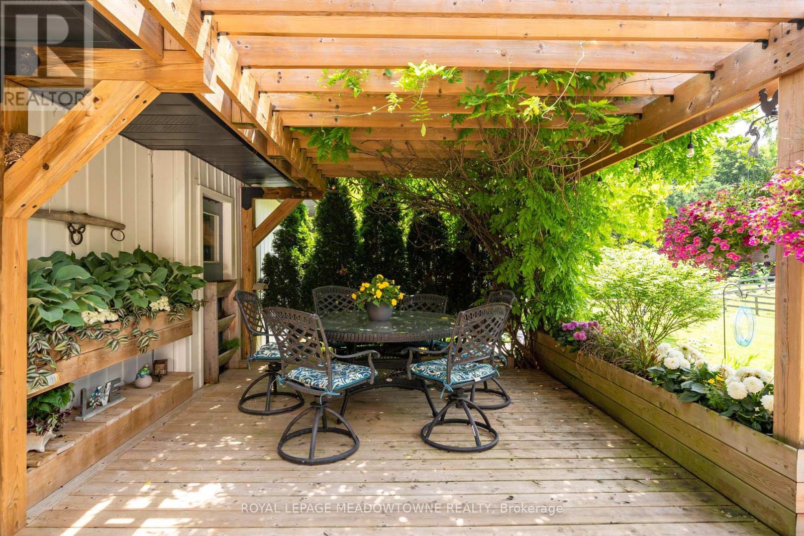 












11636 6TH LINE NASSAGAWEYA

,
Milton,







Ontario
L7J2L7

