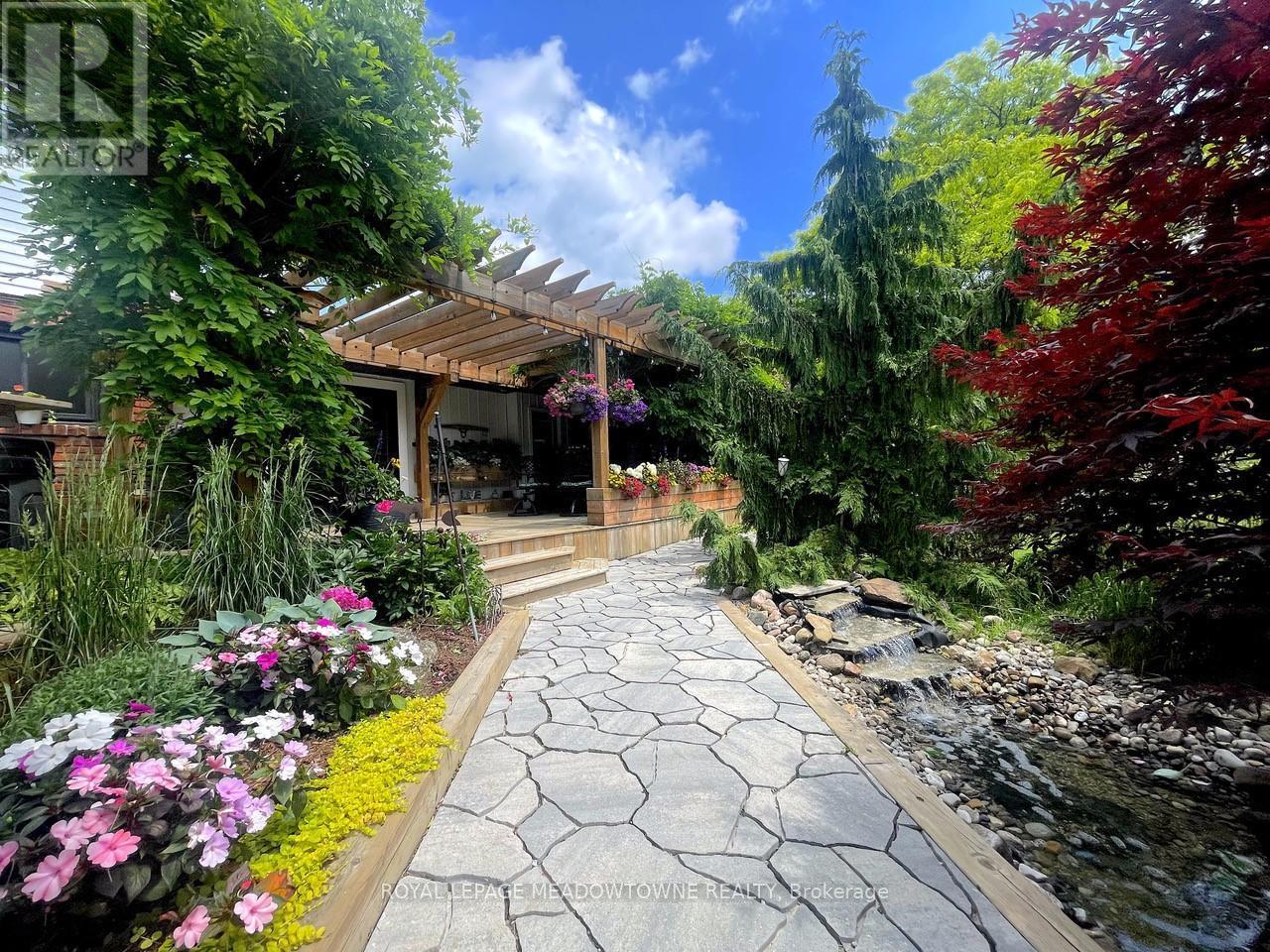 












11636 6TH LINE NASSAGAWEYA

,
Milton,







Ontario
L7J2L7

