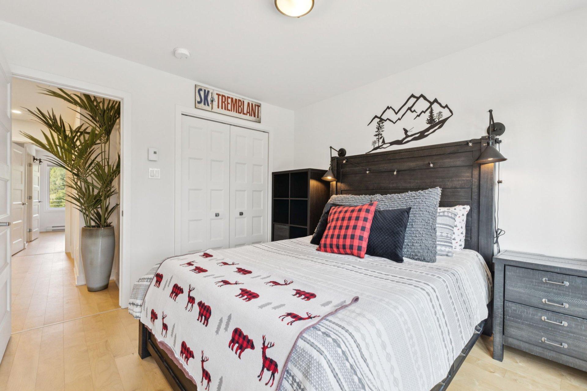 









567


Rue Charlie-Forbell

,
Mont-Tremblant,




QC
J8E2M4

