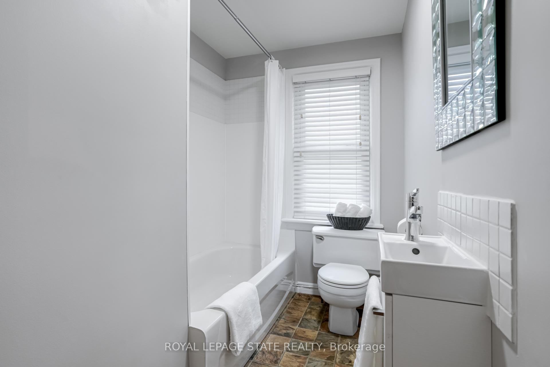 









15


Empress

Avenue,
Hamilton,




ON
L9A 1M1

