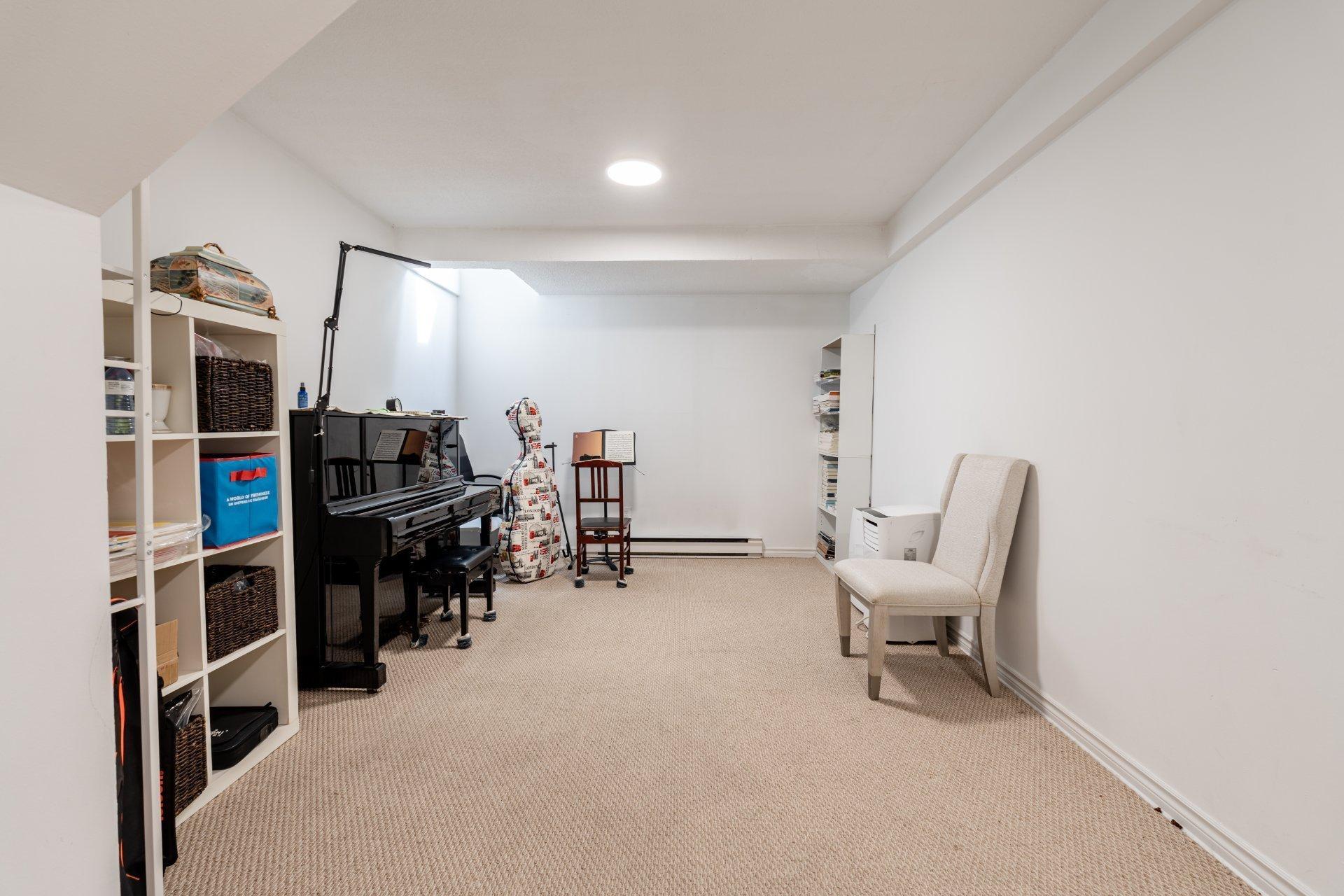 









555


Montrose Drive

, 29,
Beaconsfield,




QC
H9W6B4

