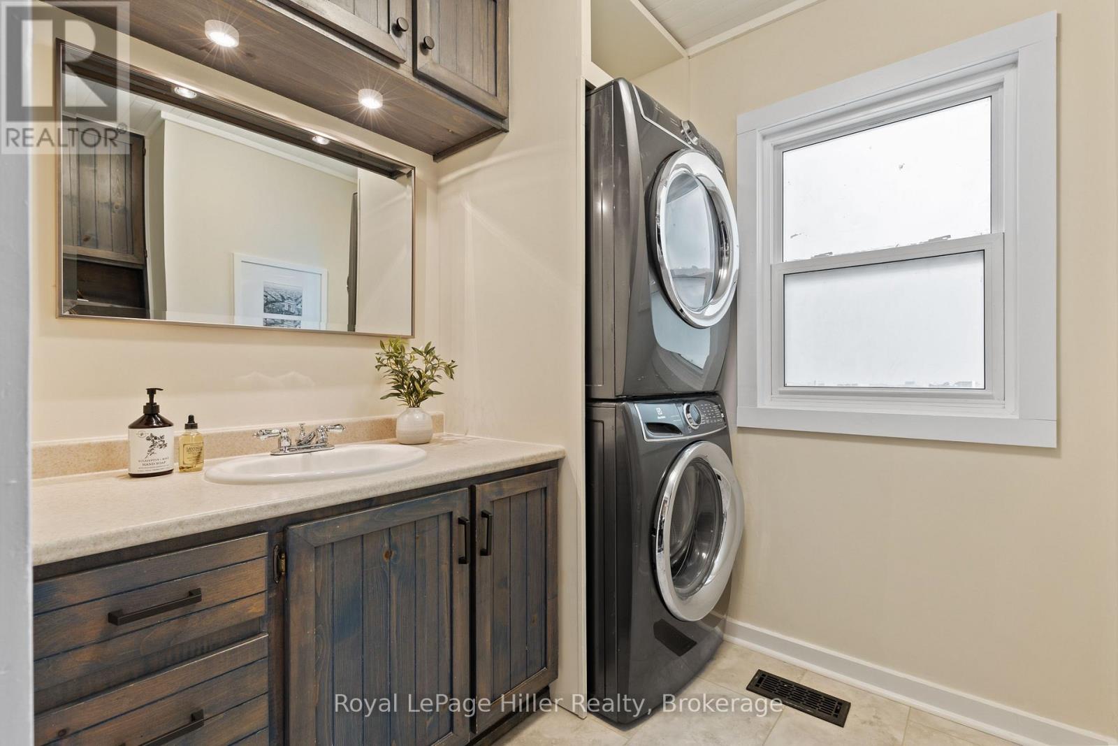 












12 WEST STREET

,
Perth East (Milverton),




Ontario
N0K1M0

