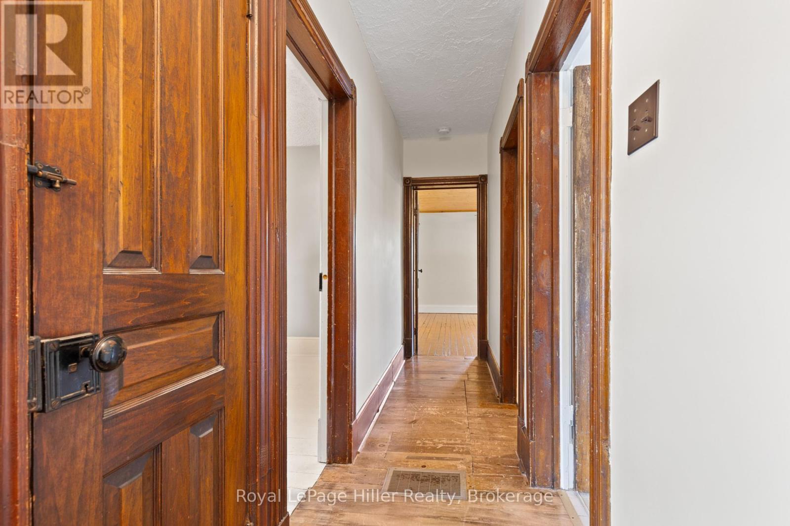 












12 WEST STREET

,
Perth East (Milverton),




Ontario
N0K1M0

