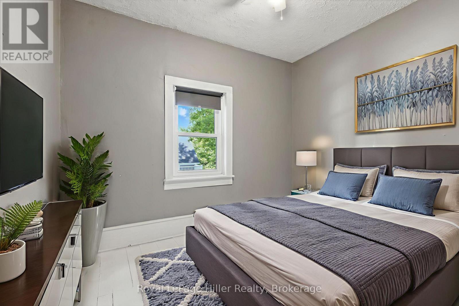 












12 WEST STREET

,
Perth East (Milverton),




Ontario
N0K1M0

