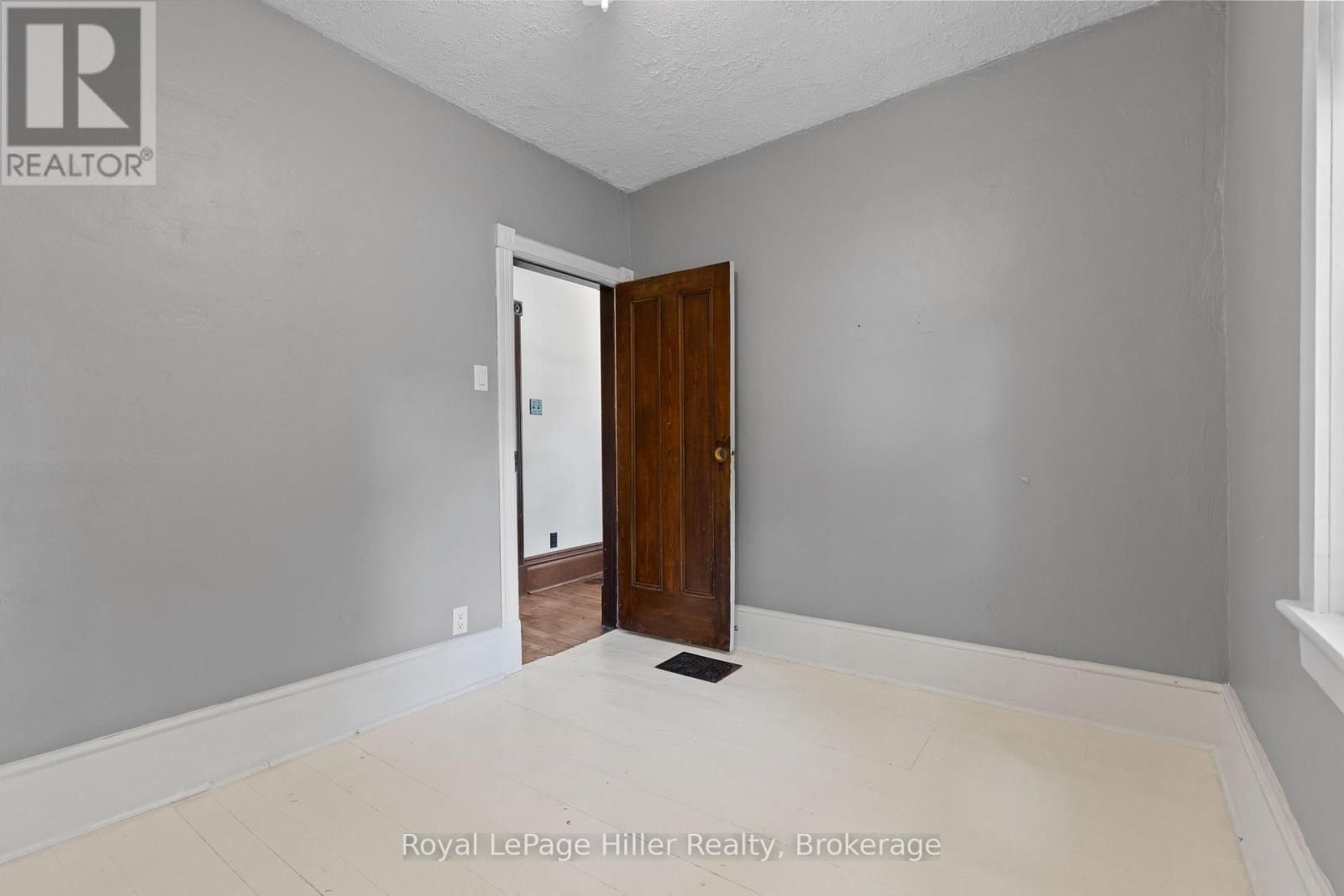 












12 WEST STREET

,
Perth East (Milverton),




Ontario
N0K1M0

