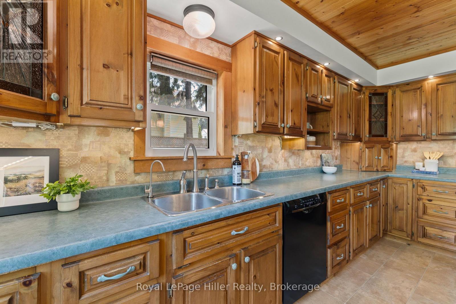 












12 WEST STREET

,
Perth East (Milverton),




Ontario
N0K1M0

