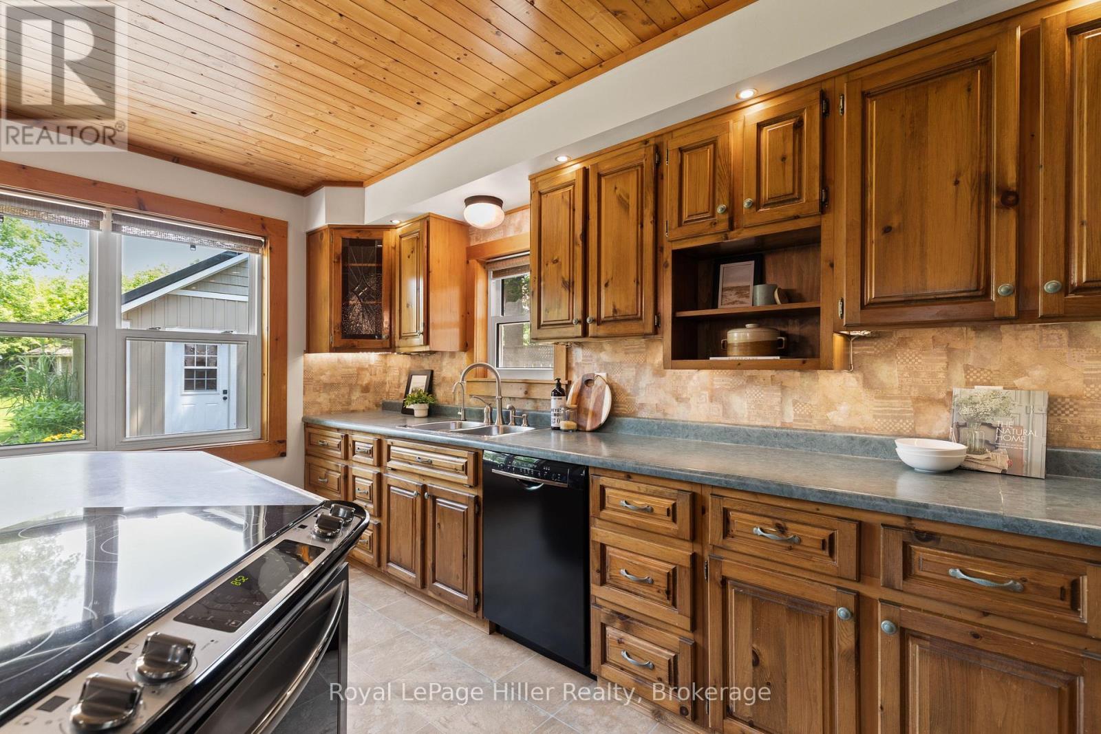 












12 WEST STREET

,
Perth East (Milverton),




Ontario
N0K1M0

