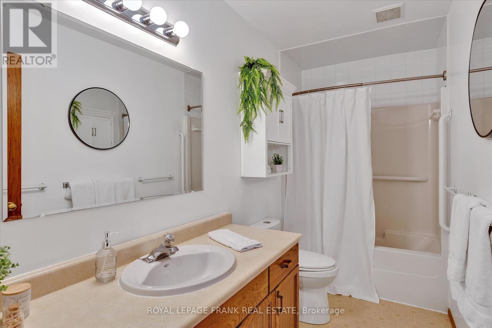 












201 - 2406 MOUNTLAND DRIVE

,
Peterborough West (Central),




Ontario
K9K2E1

