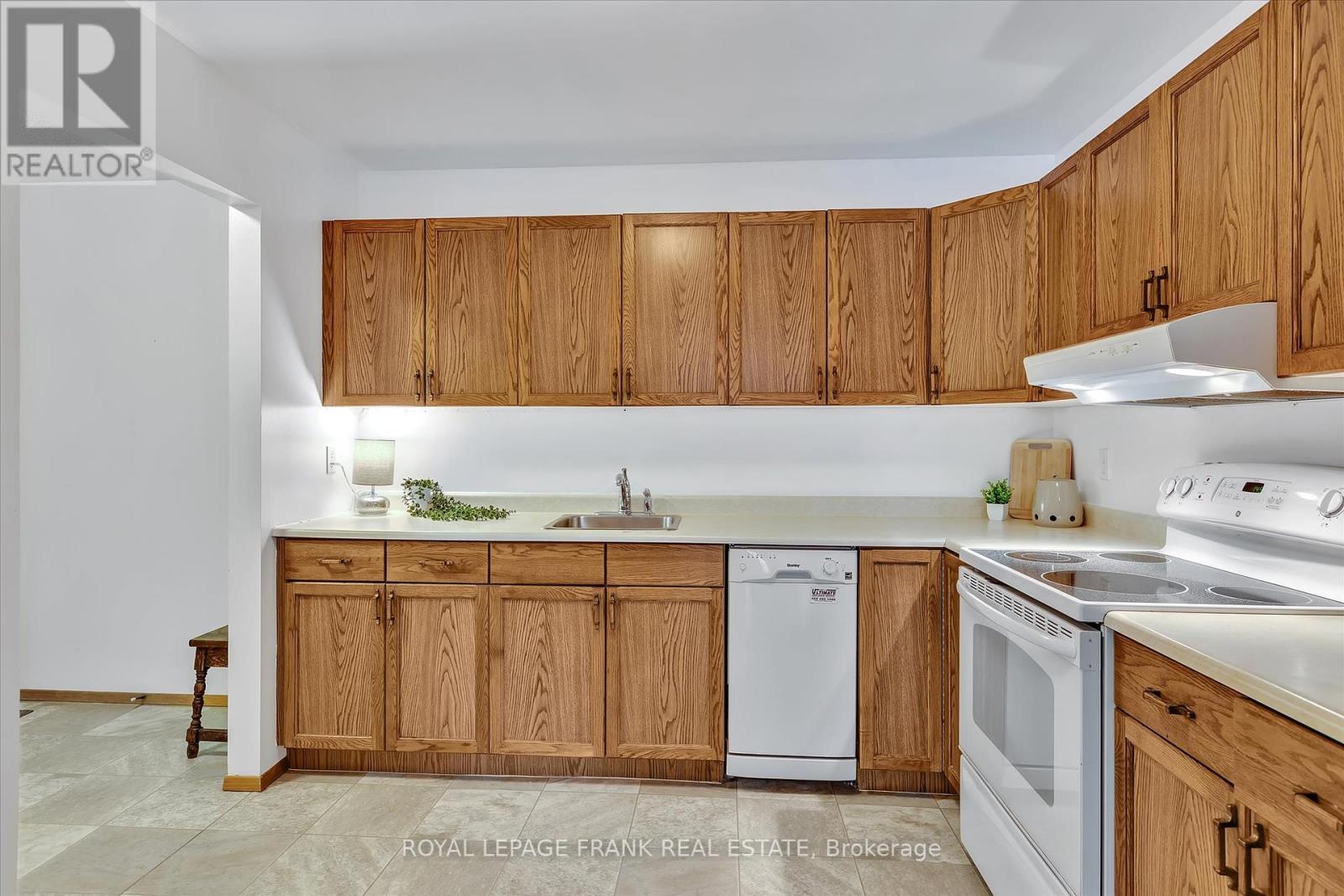 












201 - 2406 MOUNTLAND DRIVE

,
Peterborough West (Central),




Ontario
K9K2E1

