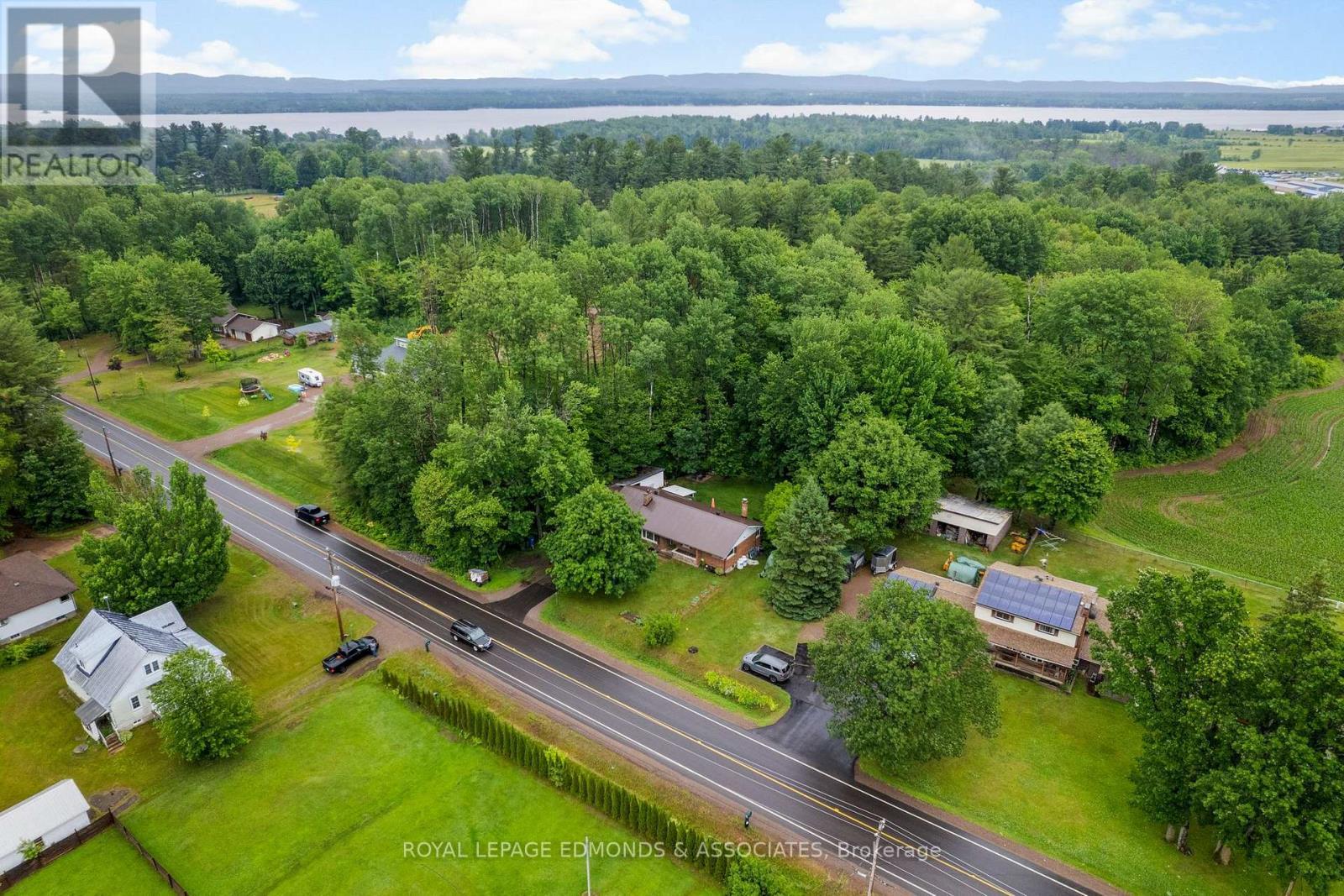 












3624 B LINE ROAD

,
Laurentian Valley,




Ontario
K8A6W7

