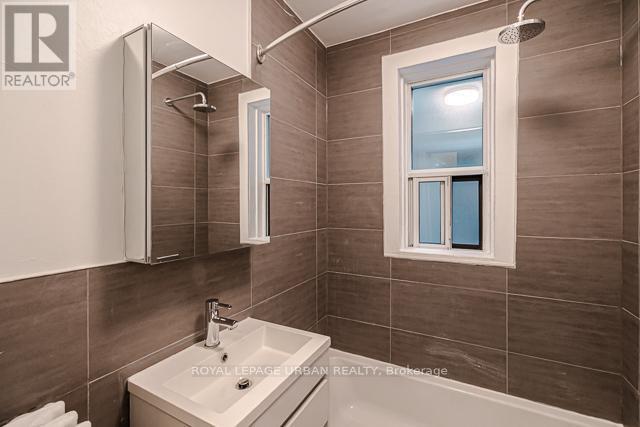 












5 - 145 ARLINGTON AVENUE

,
Toronto,




Ontario
M6C2Z3

