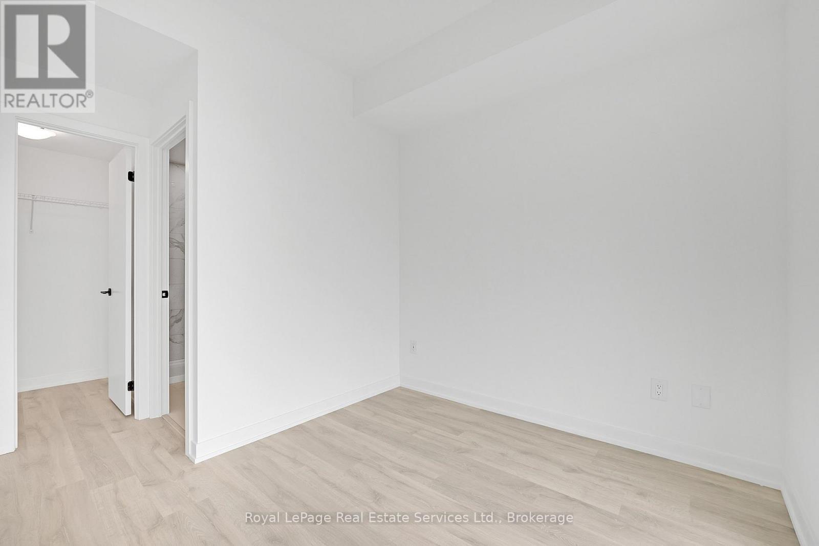 












1214 - 220 MISSINNIHE WAY

,
Mississauga (Port Credit),




Ontario
L5H1G5

