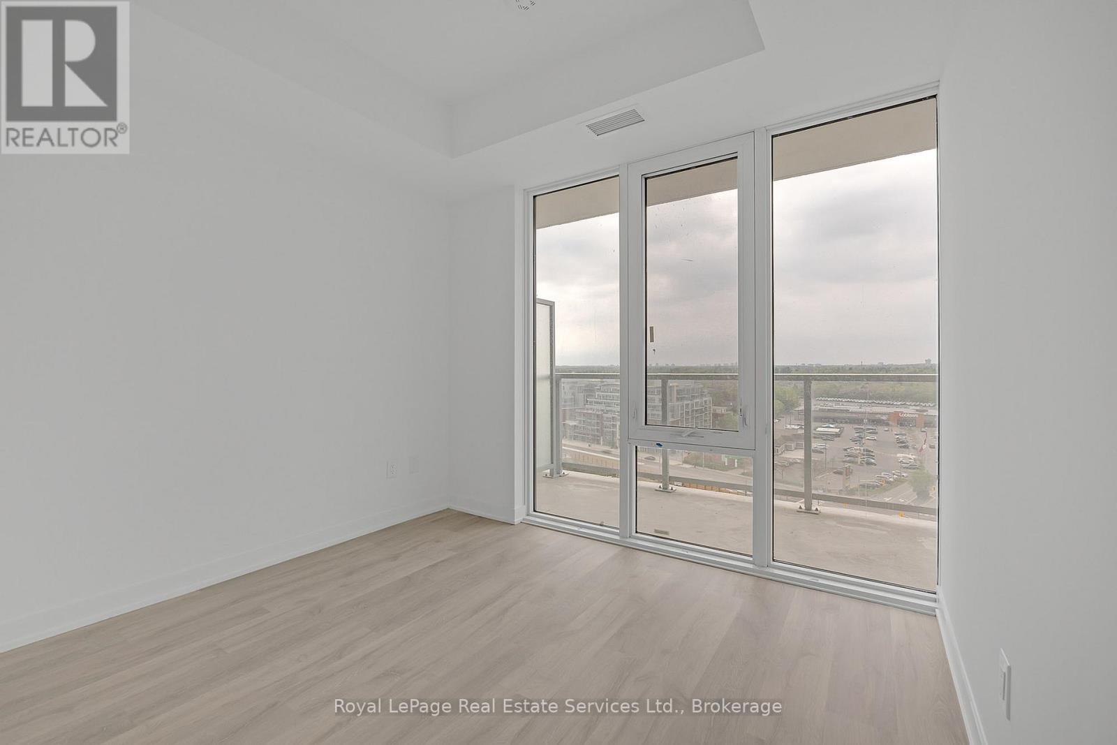 












1214 - 220 MISSINNIHE WAY

,
Mississauga (Port Credit),




Ontario
L5H1G5

