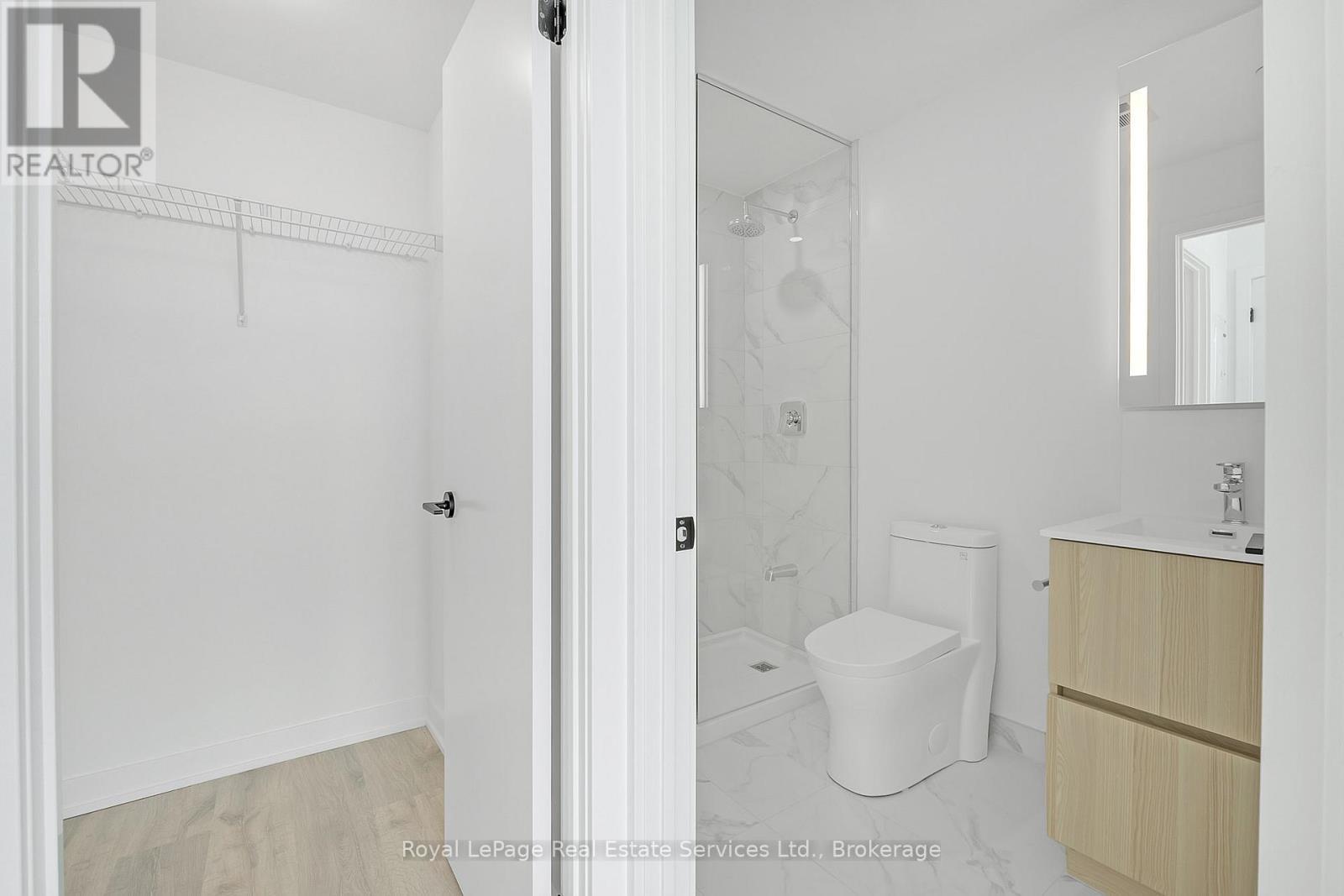 












1214 - 220 MISSINNIHE WAY

,
Mississauga (Port Credit),




Ontario
L5H1G5

