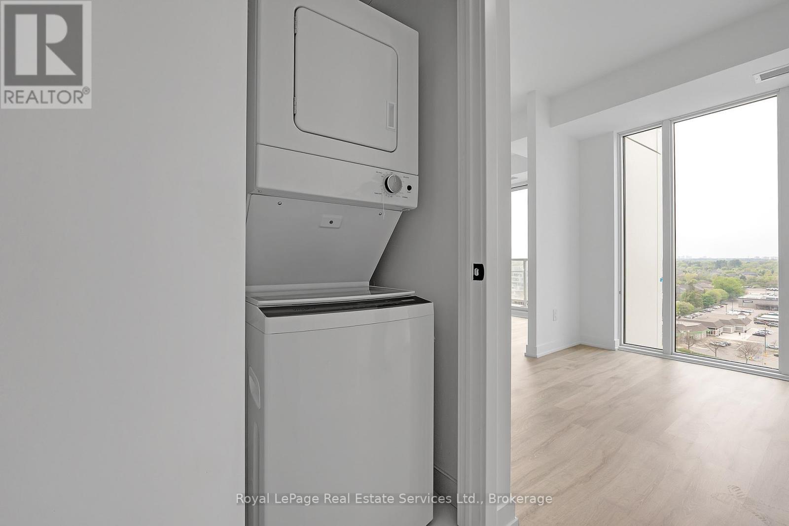 












1214 - 220 MISSINNIHE WAY

,
Mississauga (Port Credit),




Ontario
L5H1G5

