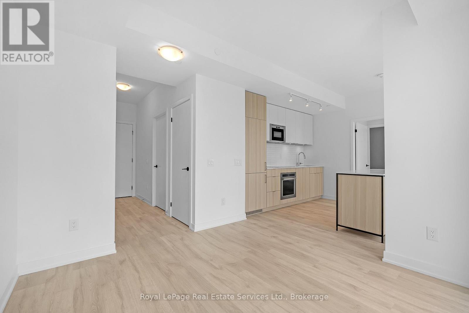 












1214 - 220 MISSINNIHE WAY

,
Mississauga (Port Credit),




Ontario
L5H1G5

