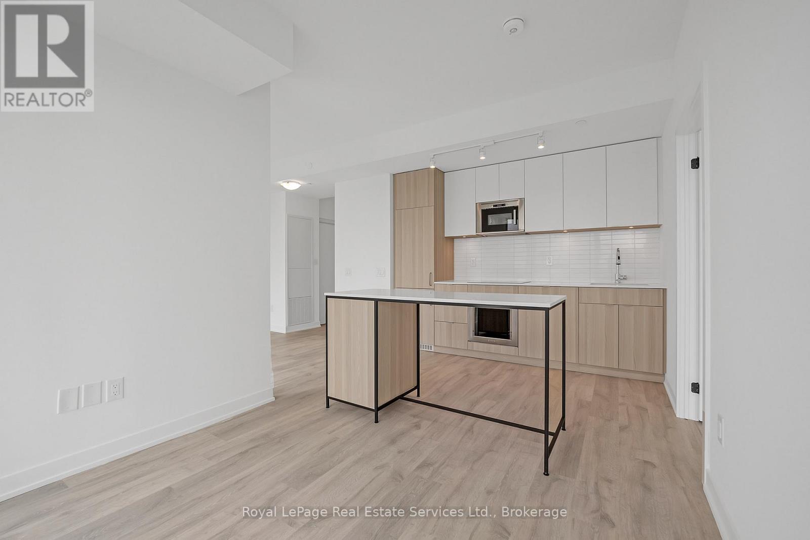 












1214 - 220 MISSINNIHE WAY

,
Mississauga (Port Credit),




Ontario
L5H1G5

