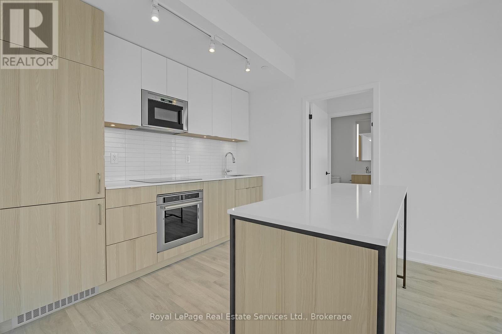 












1214 - 220 MISSINNIHE WAY

,
Mississauga (Port Credit),




Ontario
L5H1G5

