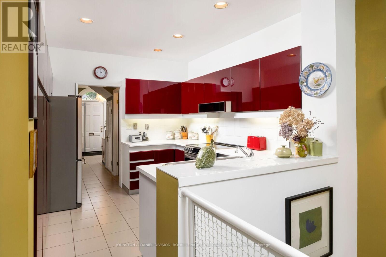 












122 FARNHAM AVENUE

,
Toronto,




Ontario
M4V1H4

