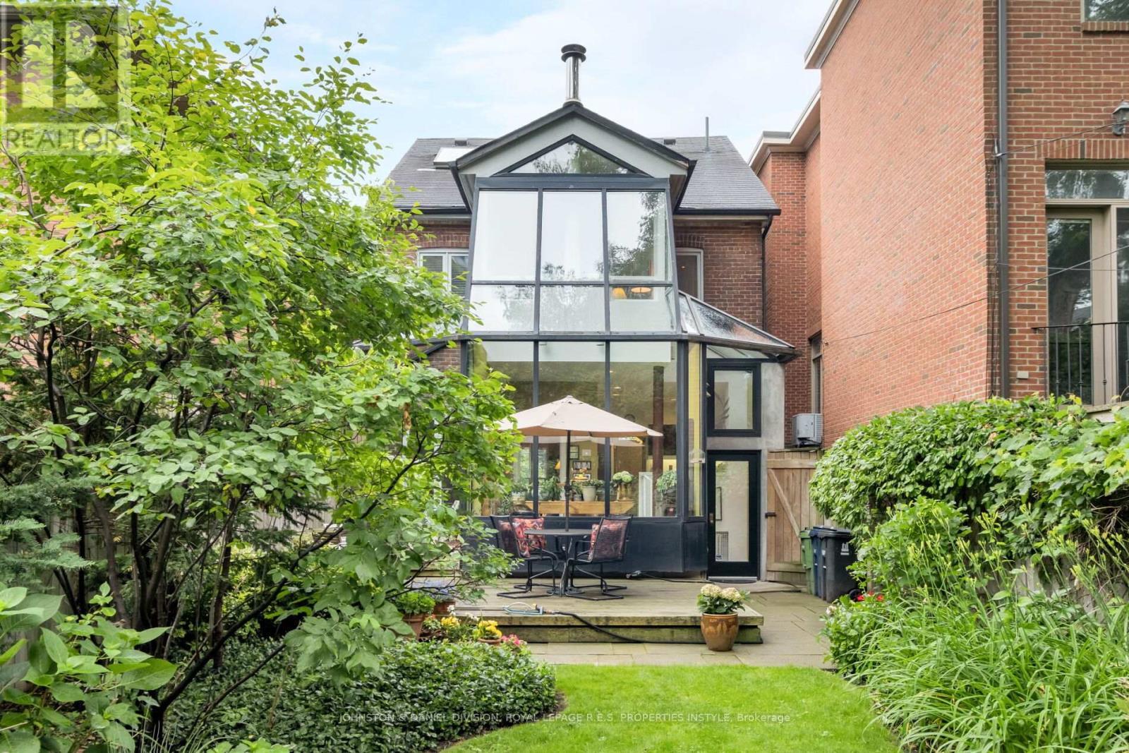 












122 FARNHAM AVENUE

,
Toronto,




Ontario
M4V1H4

