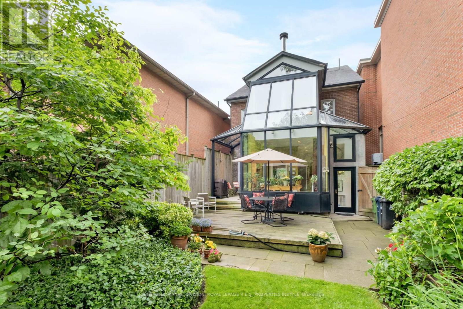 












122 FARNHAM AVENUE

,
Toronto,




Ontario
M4V1H4

