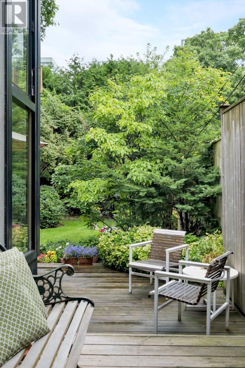 












122 FARNHAM AVENUE

,
Toronto,




Ontario
M4V1H4

