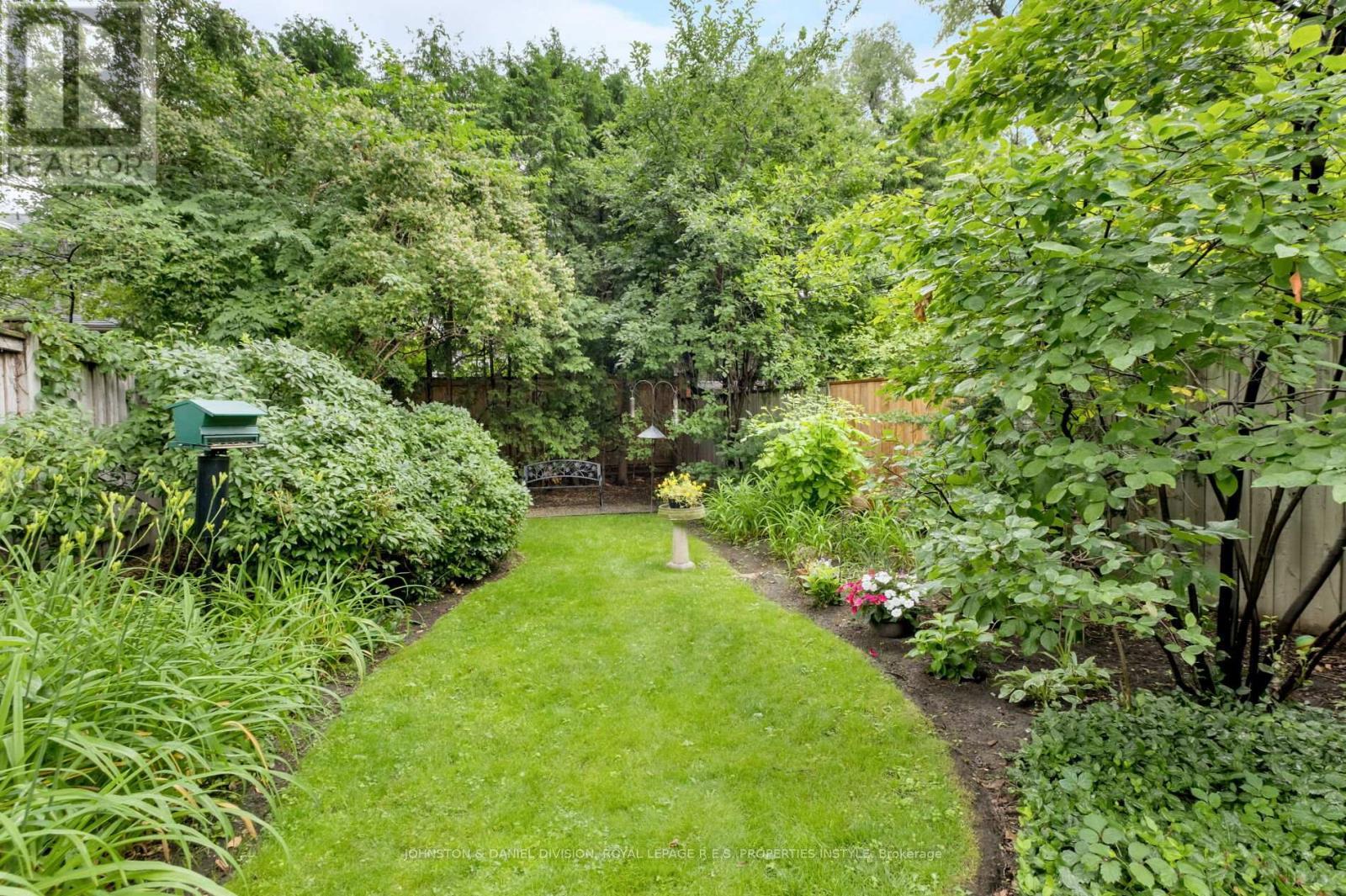 












122 FARNHAM AVENUE

,
Toronto,




Ontario
M4V1H4

