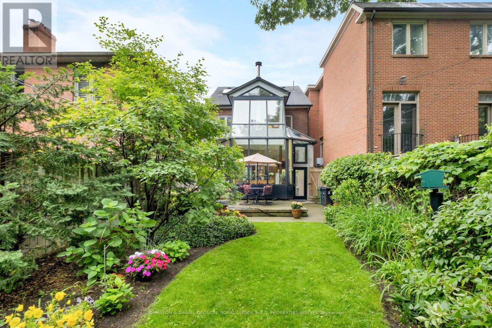 












122 FARNHAM AVENUE

,
Toronto,




Ontario
M4V1H4

