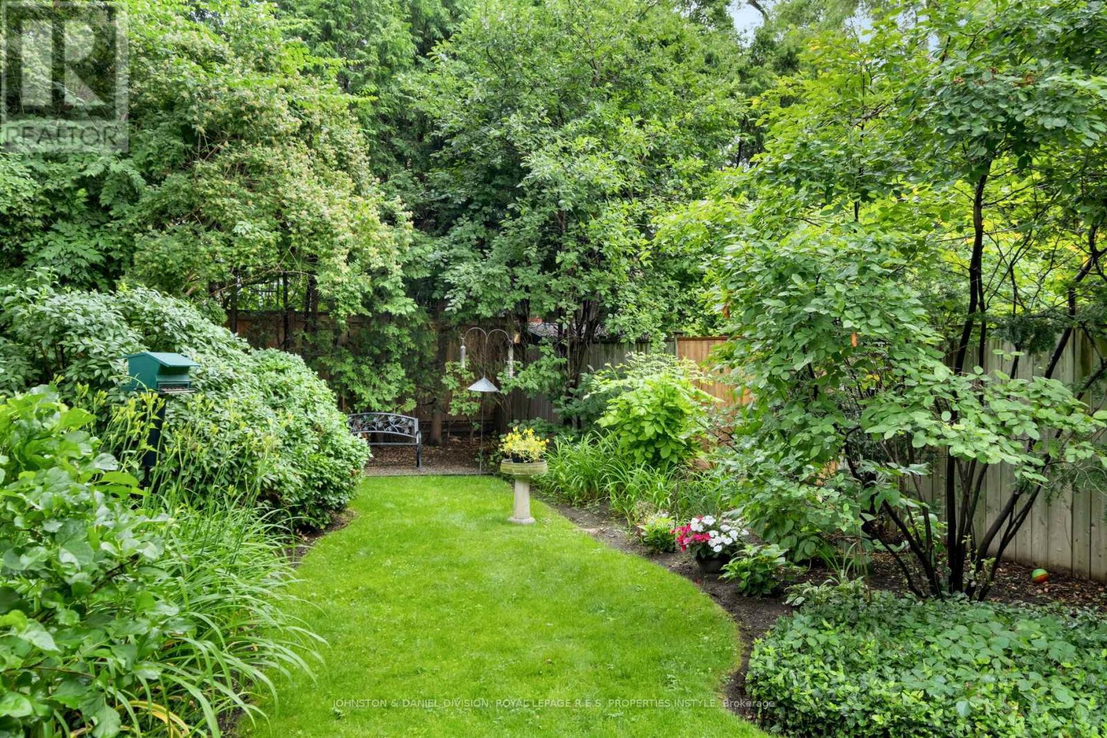 












122 FARNHAM AVENUE

,
Toronto,




Ontario
M4V1H4

