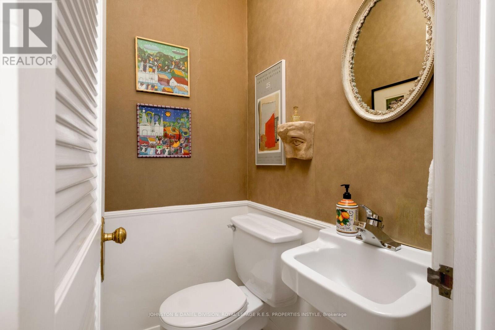 












122 FARNHAM AVENUE

,
Toronto,




Ontario
M4V1H4

