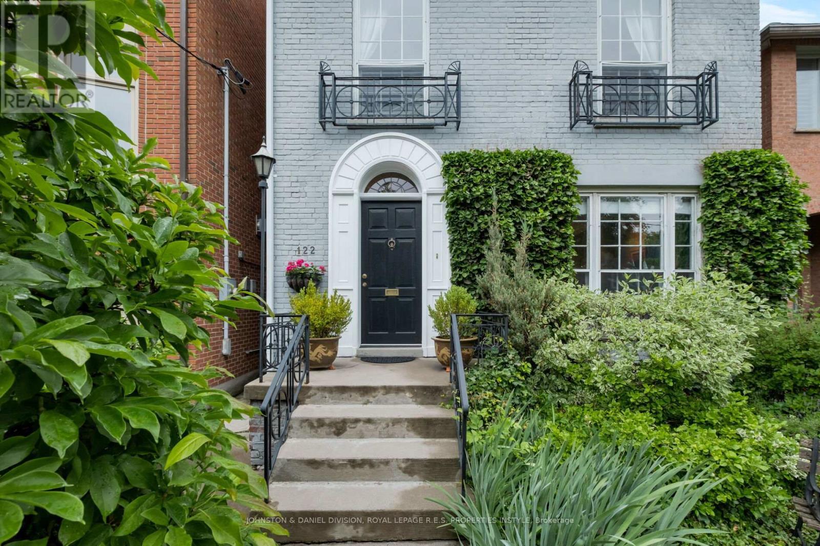 












122 FARNHAM AVENUE

,
Toronto,




Ontario
M4V1H4

