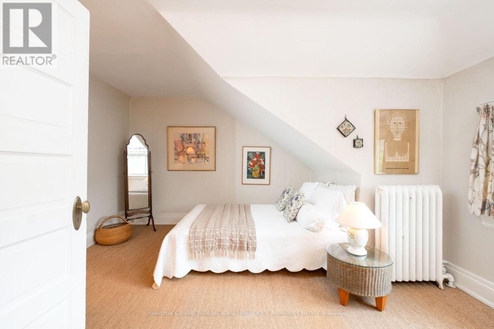 












122 FARNHAM AVENUE

,
Toronto,




Ontario
M4V1H4

