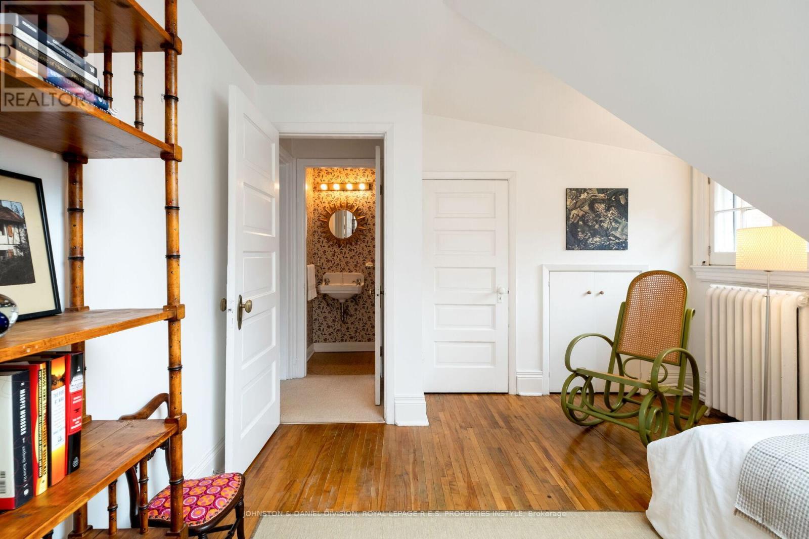 












122 FARNHAM AVENUE

,
Toronto,




Ontario
M4V1H4

