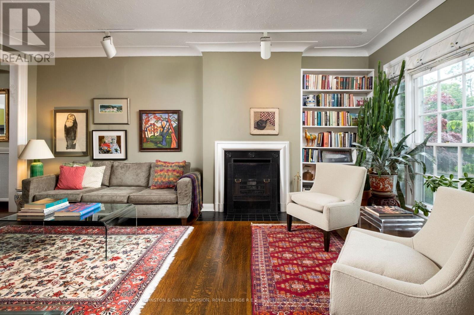 












122 FARNHAM AVENUE

,
Toronto,




Ontario
M4V1H4

