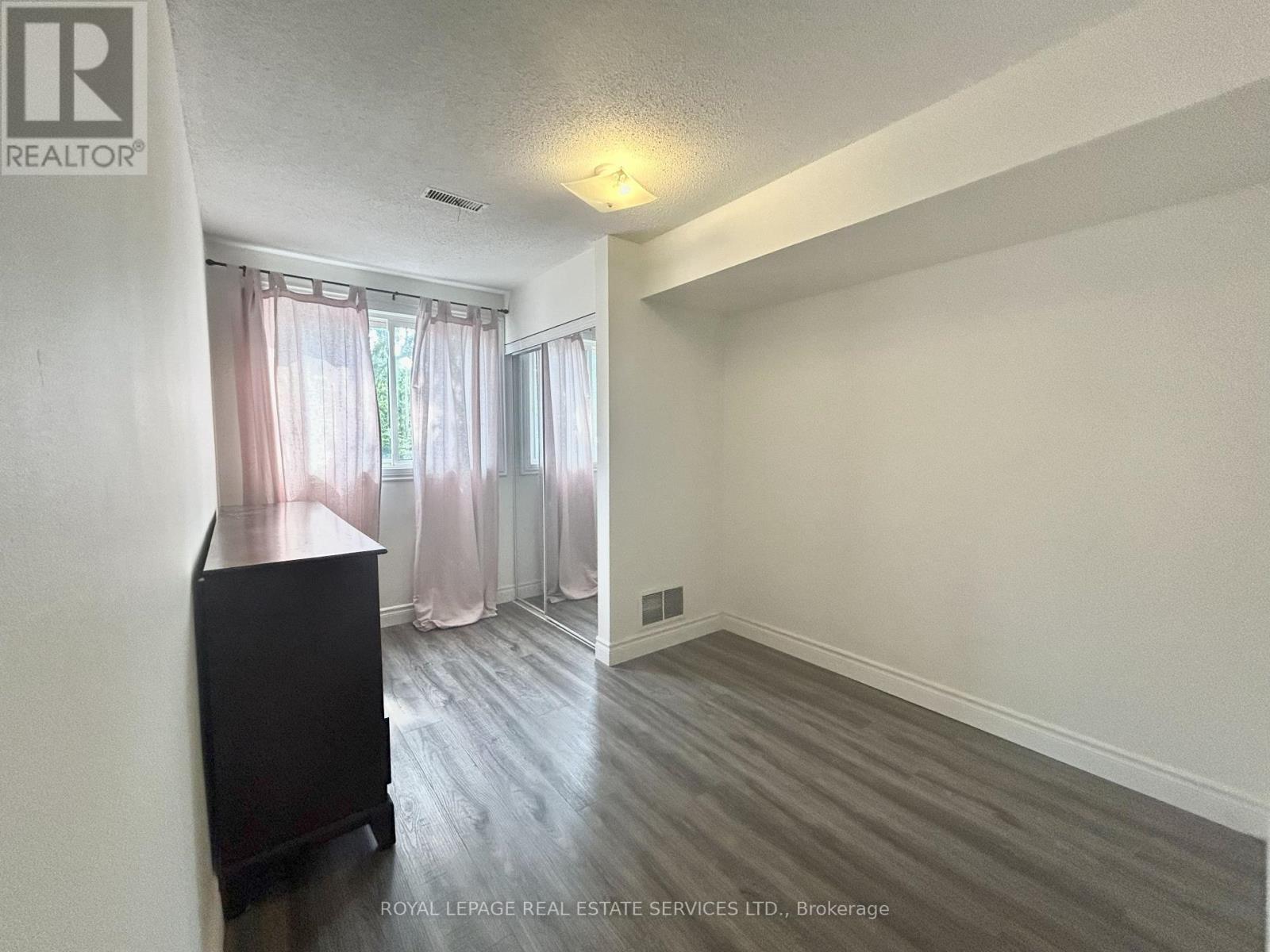 












132 KERR STREET

,
Oakville,




Ontario
L6K3A7

