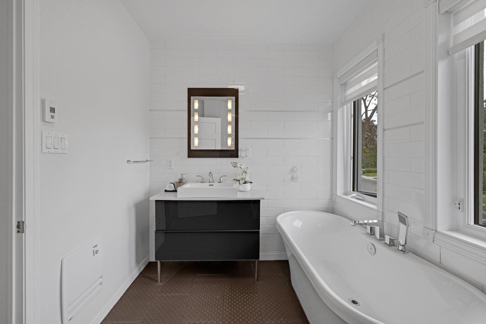









120


Ch. Strathcona

,
Mont-Royal,




QC
H3R1E6

