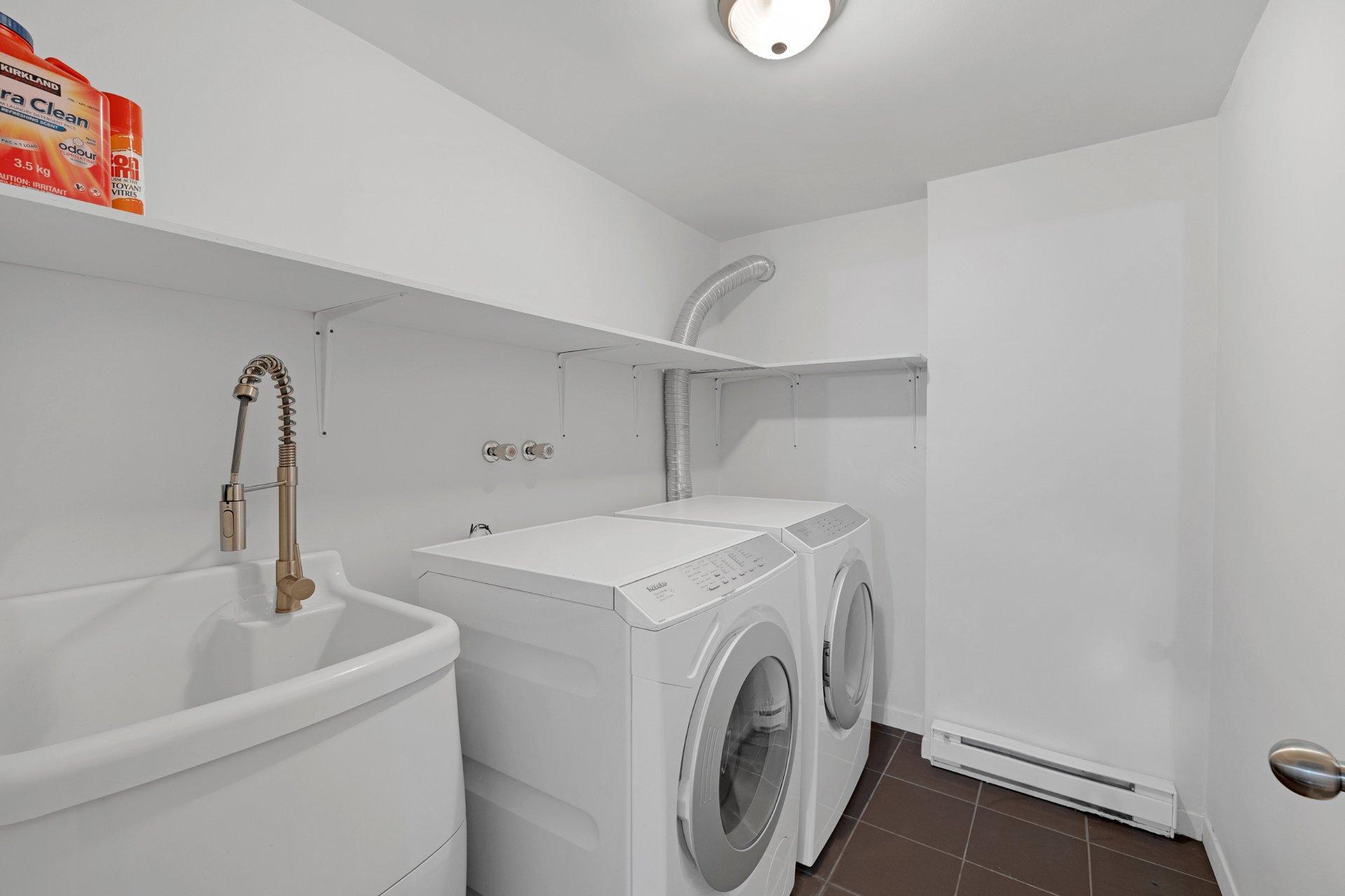 









120


Ch. Strathcona

,
Mont-Royal,




QC
H3R1E6

