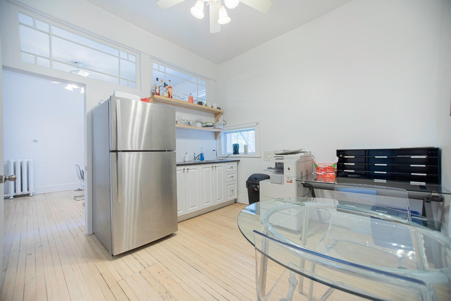 









3500


Av. Laval

,
Montréal (Le Plateau-Mont-Royal),




QC
H2X3C8


