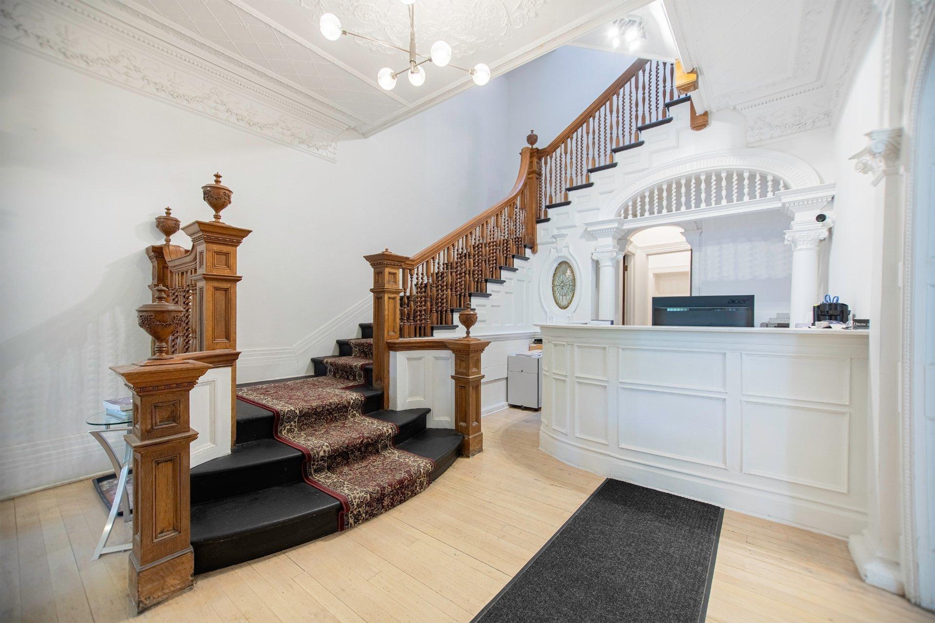 









3500


Av. Laval

,
Montréal (Le Plateau-Mont-Royal),




QC
H2X3C8

