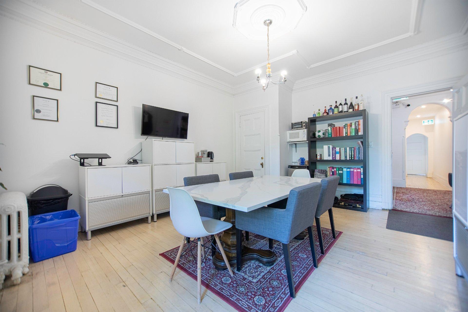 









3500


Av. Laval

,
Montréal (Le Plateau-Mont-Royal),




QC
H2X3C8

