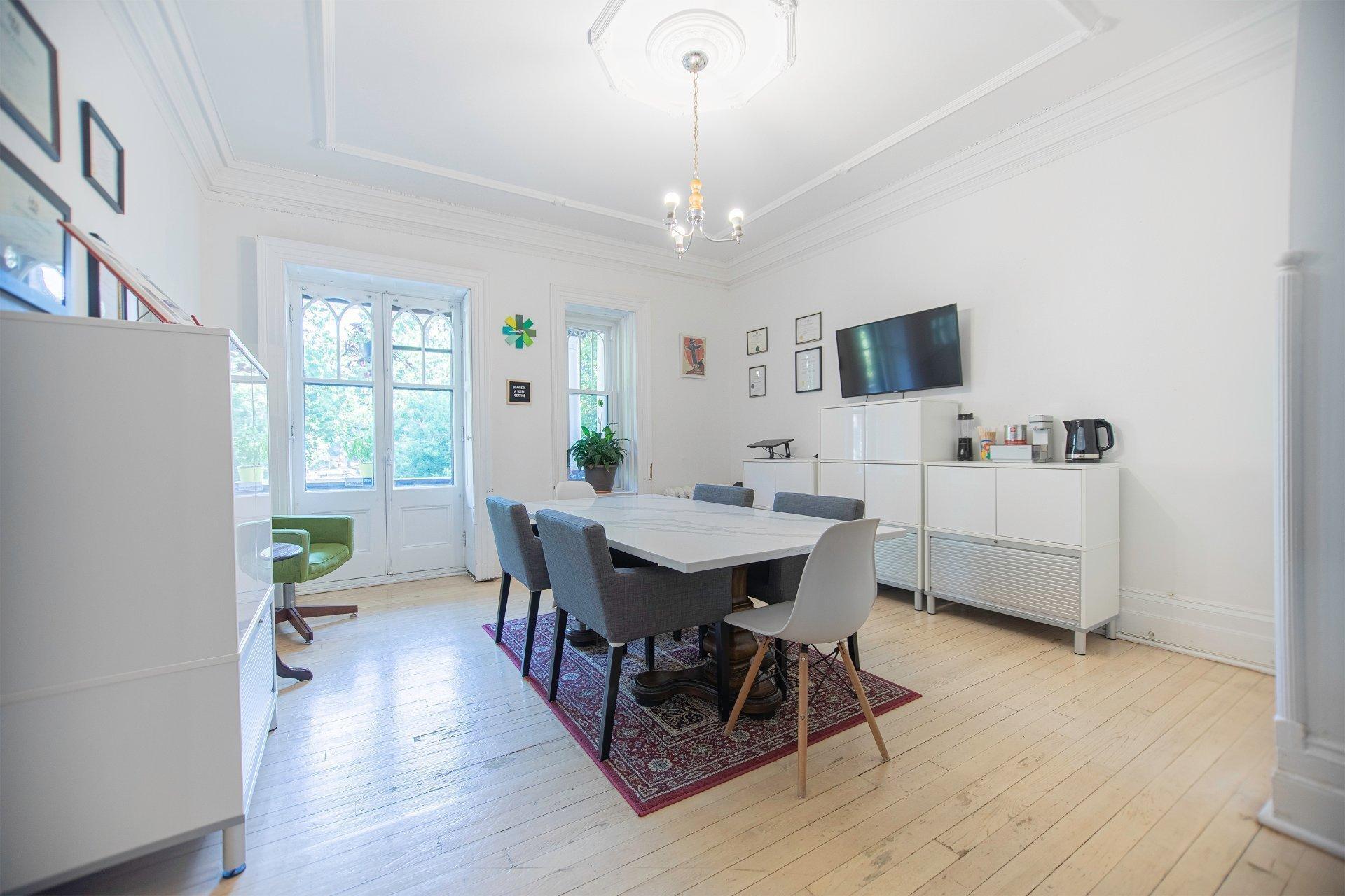 









3500


Av. Laval

,
Montréal (Le Plateau-Mont-Royal),




QC
H2X3C8

