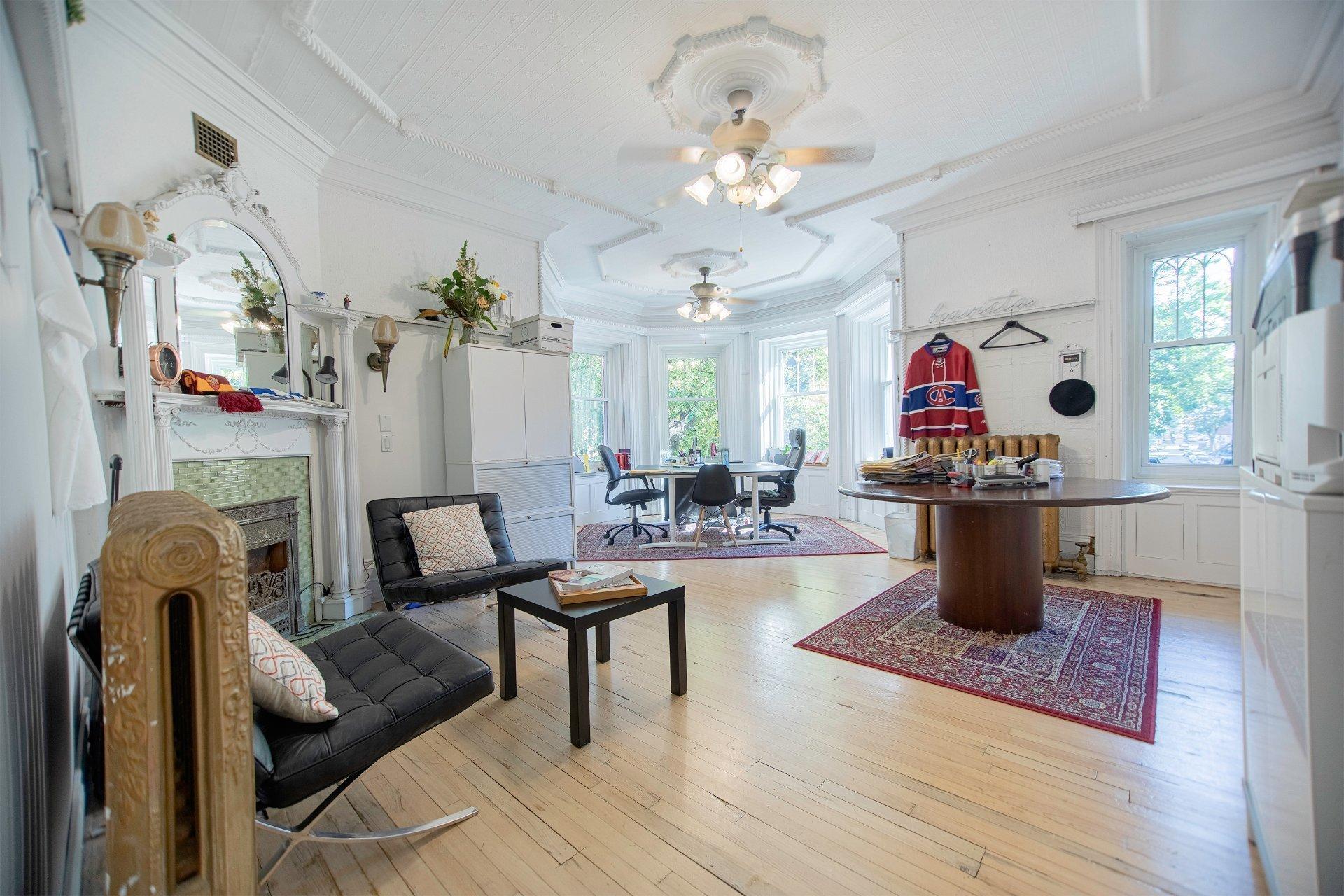 









3500


Av. Laval

,
Montréal (Le Plateau-Mont-Royal),




QC
H2X3C8

