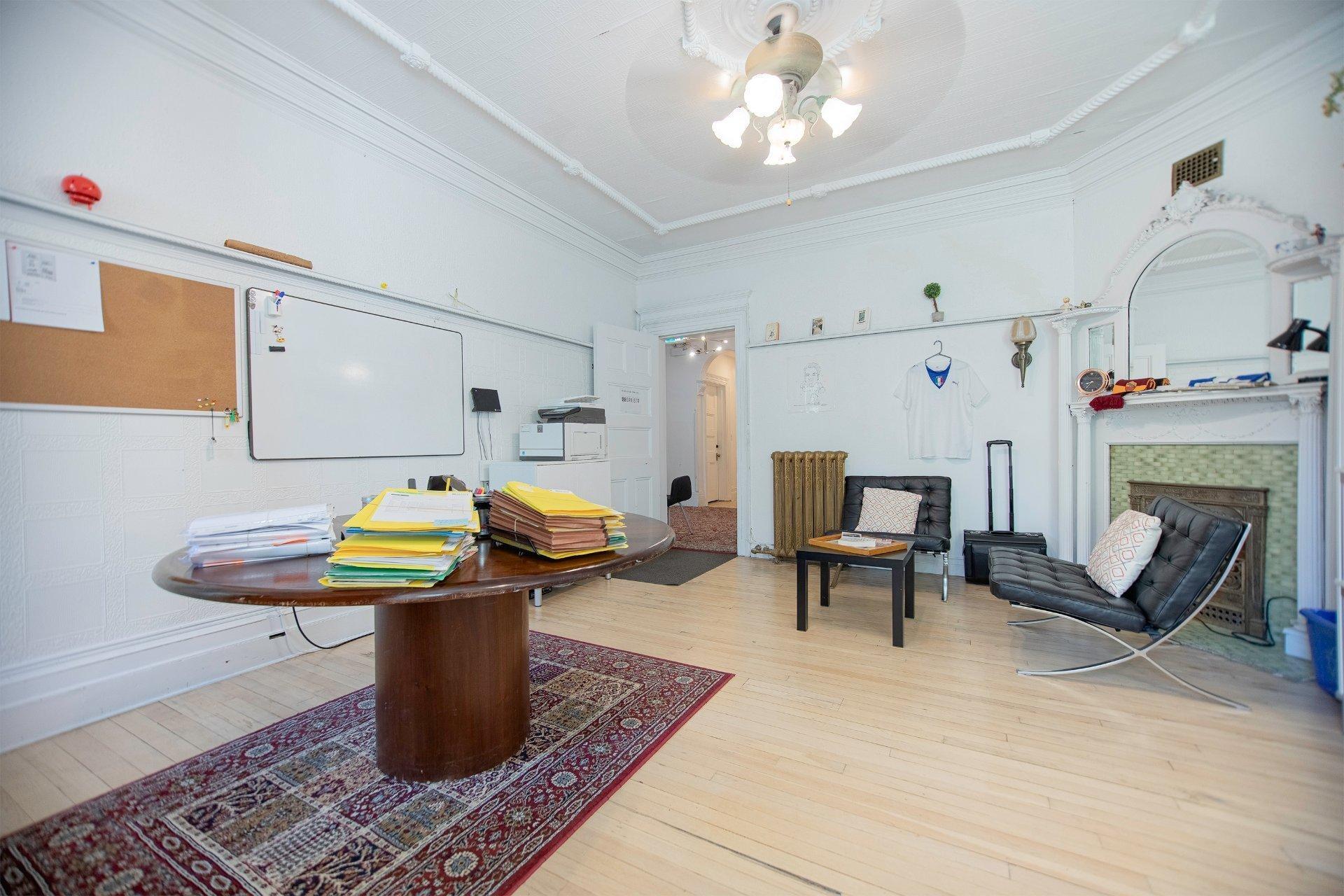 









3500


Av. Laval

,
Montréal (Le Plateau-Mont-Royal),




QC
H2X3C8

