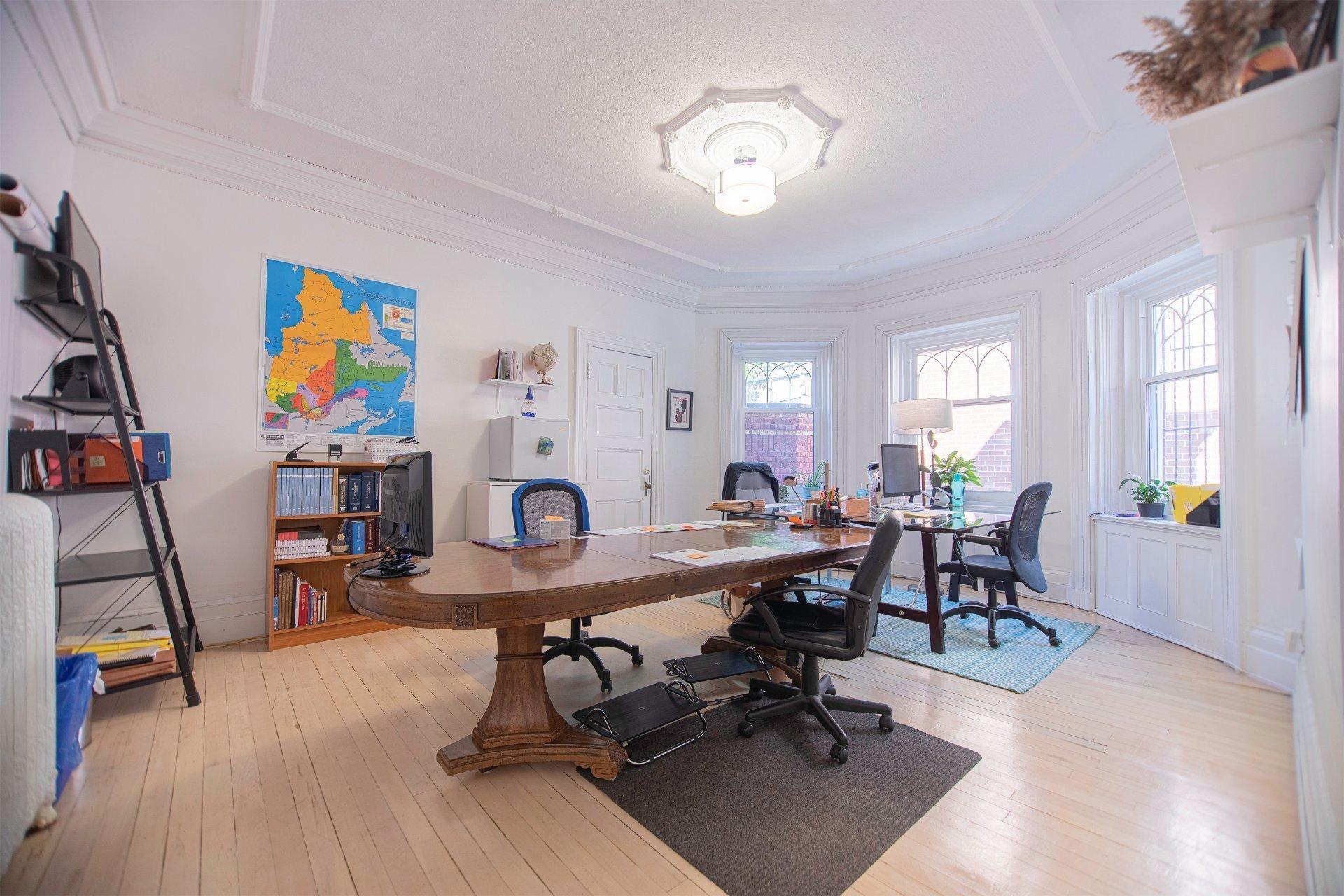 









3500


Av. Laval

,
Montréal (Le Plateau-Mont-Royal),




QC
H2X3C8

