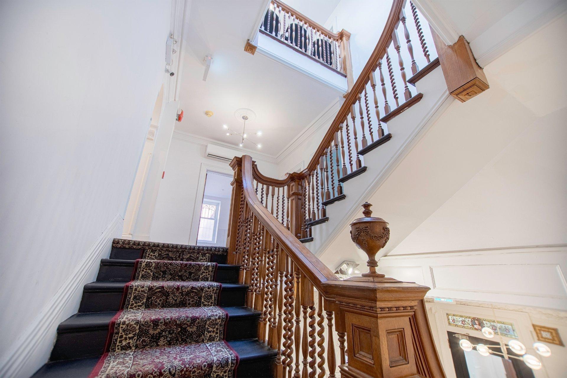 









3500


Av. Laval

,
Montréal (Le Plateau-Mont-Royal),




QC
H2X3C8

