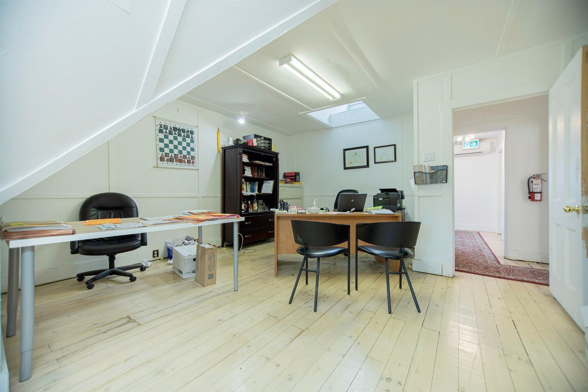 









3500


Av. Laval

,
Montréal (Le Plateau-Mont-Royal),




QC
H2X3C8

